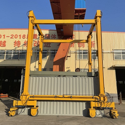 靖起研發(fā)公鐵路集裝箱門式起重機